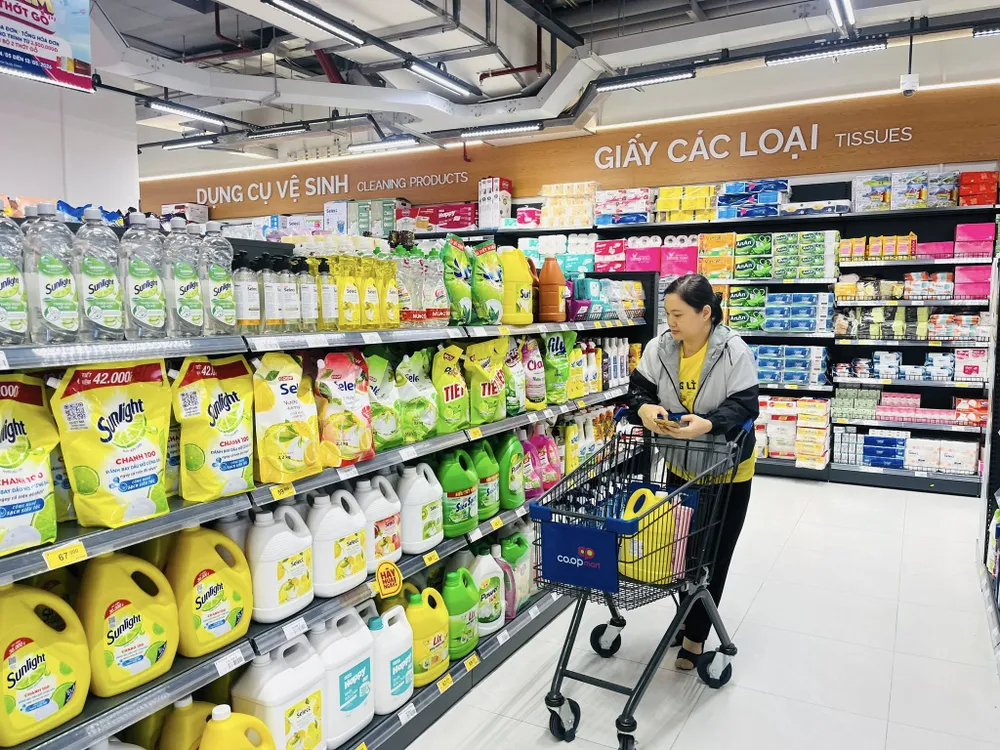 Khách hàng lựa chọn dùng thử sản phẩm hàng nhãn riêng Co.op (ẢNH: HỒNG ANH)