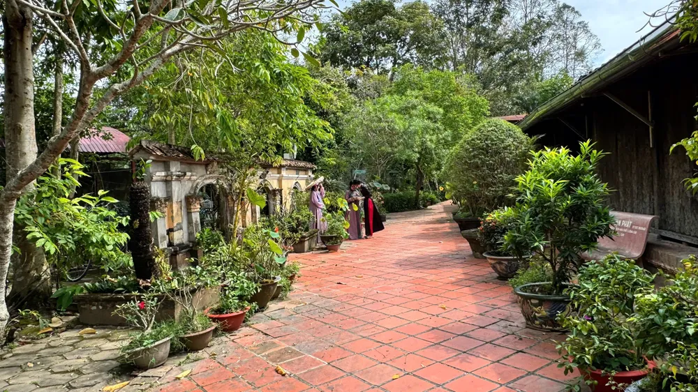 Du khách tham quan Làng cổ Đông Hòa Hiệp, xã Cái Bè, tỉnh Đồng Tháp (Ảnh: Quang Vinh)