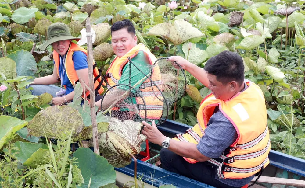 Du khách trải nghiệm đánh bắt thủy sản mùa nước nổi tại xã Phong Mỹ, tỉnh Đồng Tháp (ẢNH: PHONG MỸ)