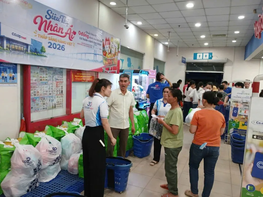 Người dân mua sắm tại gian hàng siêu thị nhân ái (Ảnh: HỒNG ANH)