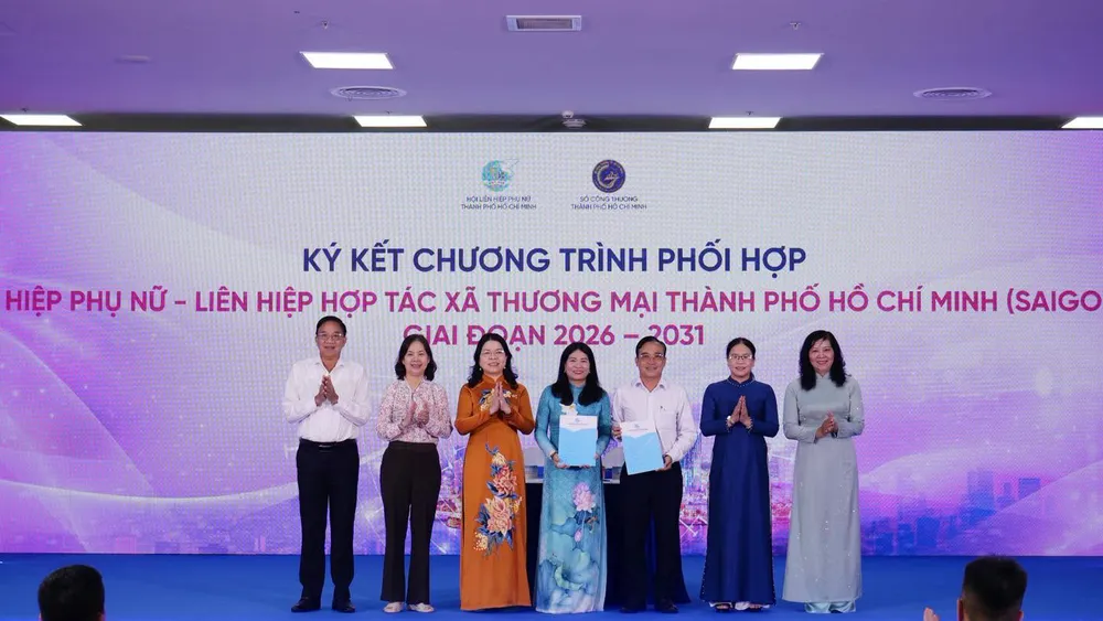 Đại diện Saigon Co.op ký kết chương trình phối hợp với Hội Liên hiệp Phụ nữ TPHCM (Ảnh: LAN ANH)