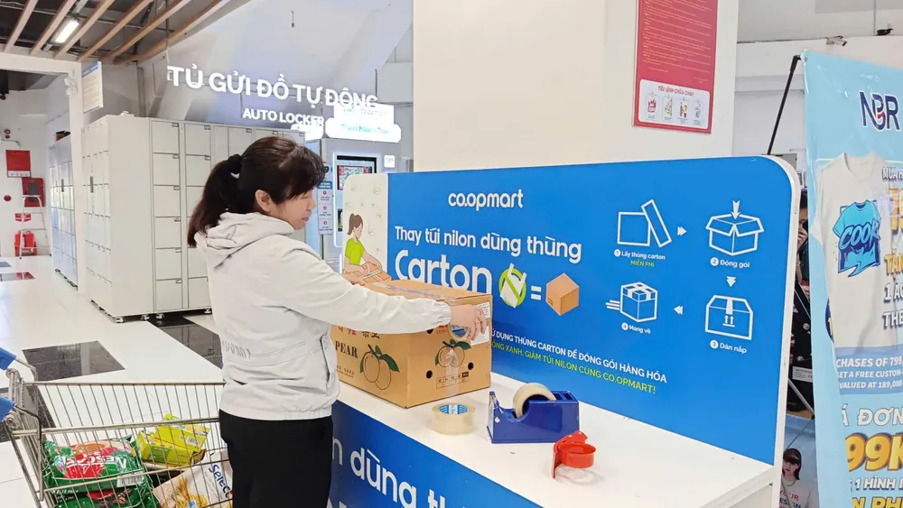 Khách hàng được khuyến khích sử dụng túi môi trường, đóng gói thùng carton thay vì sử dụng túi nilon (Ảnh: HỒNG CHÂU)