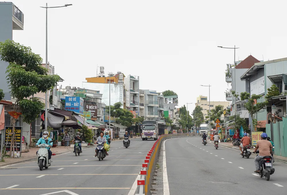 Đường Nguyễn Ảnh Thủ nối dài đã thông thoáng sau khi được ngầm hóa lưới điện