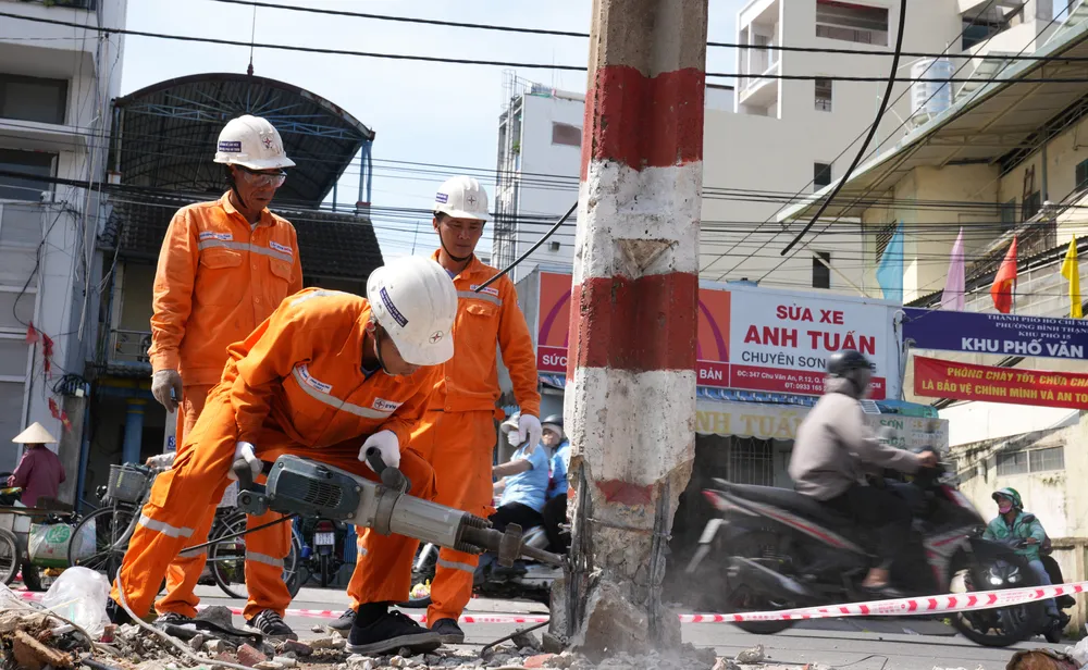 Nhân viên Công ty Điện lực Gia Định chuẩn bị cắt hạ trụ điện cũ