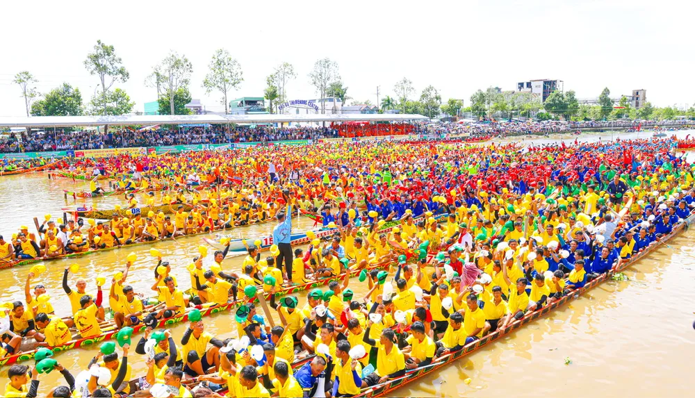 Đông đảo vận động viên, người dân tại giải đua ghe Ngo TP Cần Thơ năm 2025 (ẢNH: TUẤN QUANG)