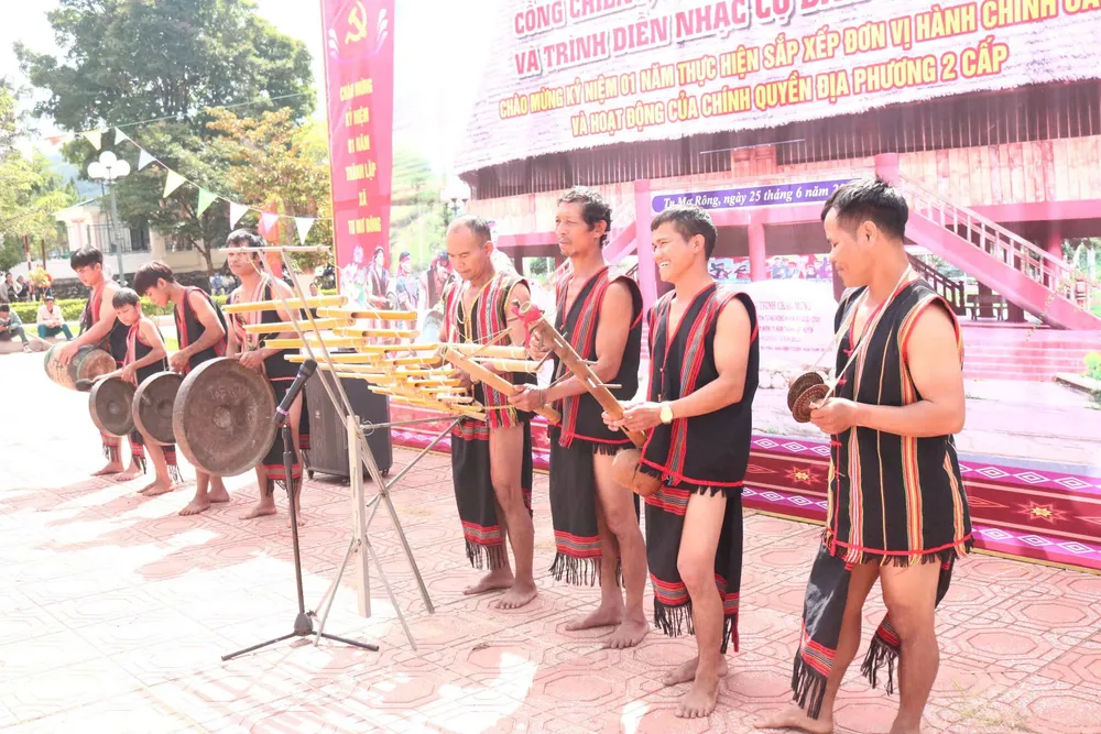Ảnh - Các nghệ nhân xã Tu Mơ Rông tham gia hội thi cồng chiêng, múa xoang do xã tổ chức.jpg