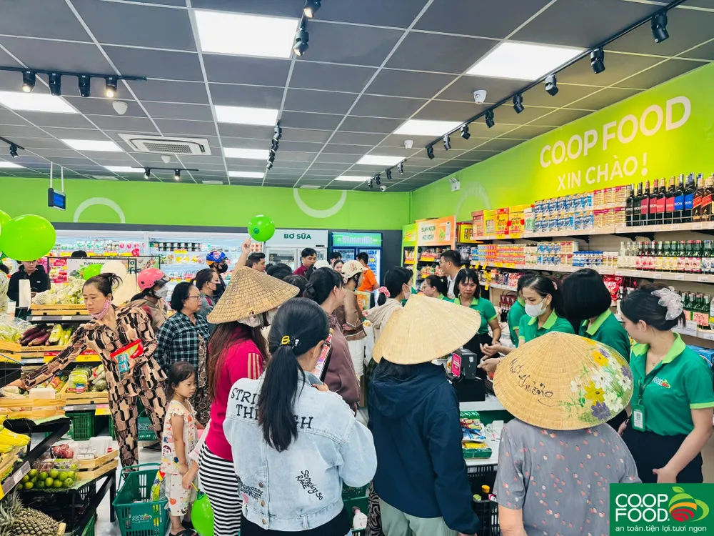 Người tiêu dùng mua sắm tại Co.op Food Nguyễn Xiển (ẢNH: CHÂU ANH)