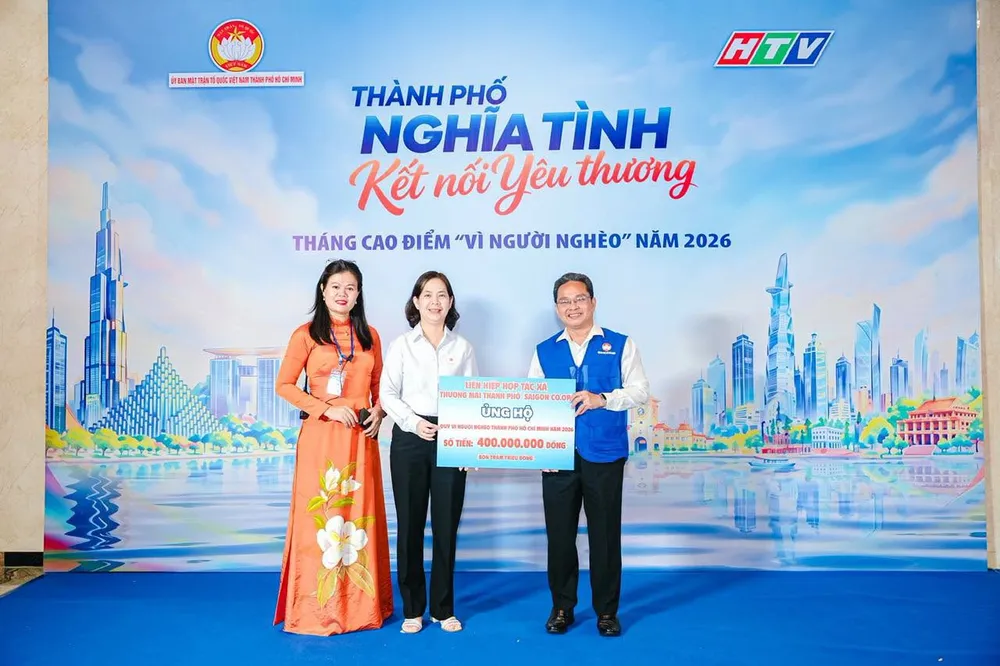 Đại diện Saigon Co.op trao kinh phí hỗ trợ chăm lo cho người nghèo (LAN ANH)
