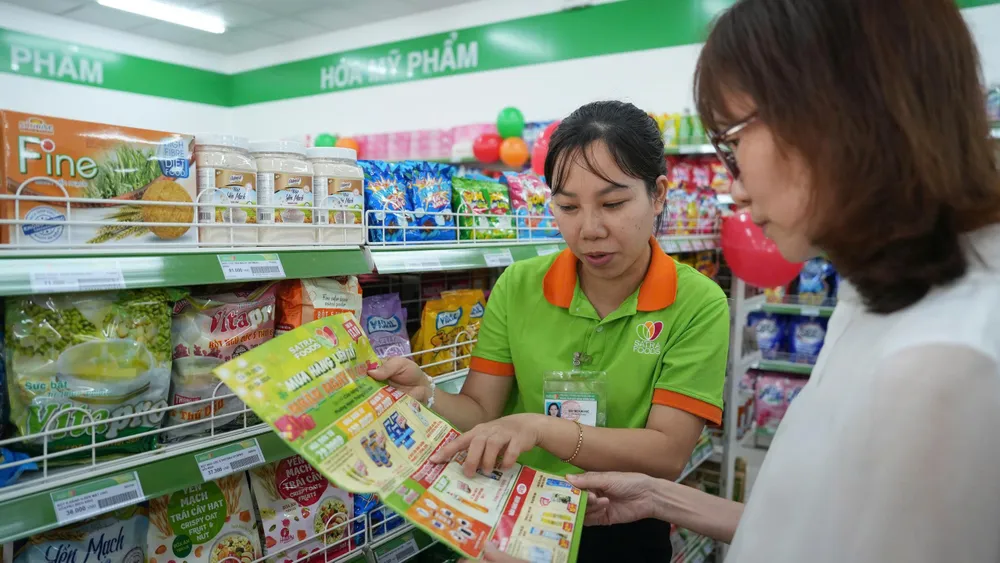 Người tiêu dùng chọn hàng Việt tại hệ thống Satrafoods (ẢNH: HOÀNG HÙNG)