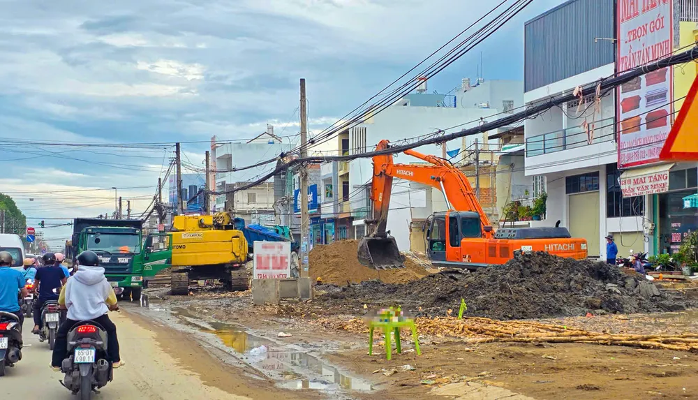 Nhà thầu huy động nhân lực, máy móc tổ chức thi công đoạn quốc lộ 91, ngày 19-10 (ẢNH: QUANG TUẤN)