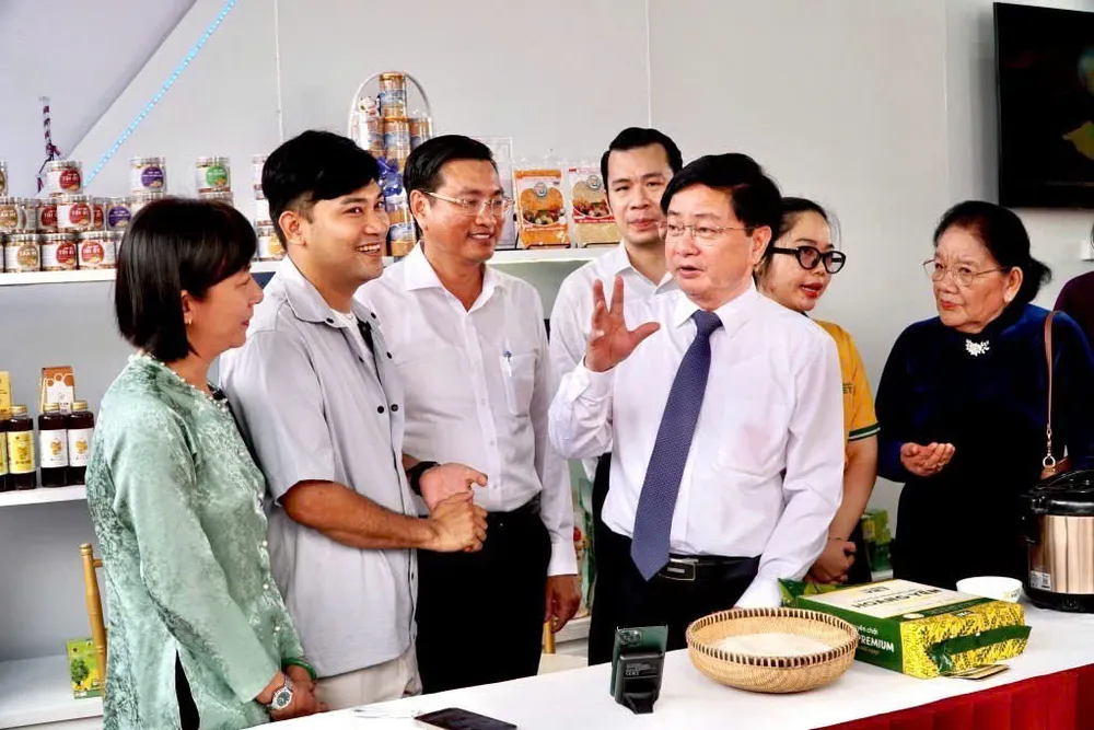 Bí thư Tỉnh ủy Tây Ninh Nguyễn Văn Quyết trao đổi với các doanh nghiệp, KOL tại chương trình Chuỗi bán hàng trực tuyến tỉnh Tây Ninh năm 2026 (ẢNH: KIM NGÂN)
