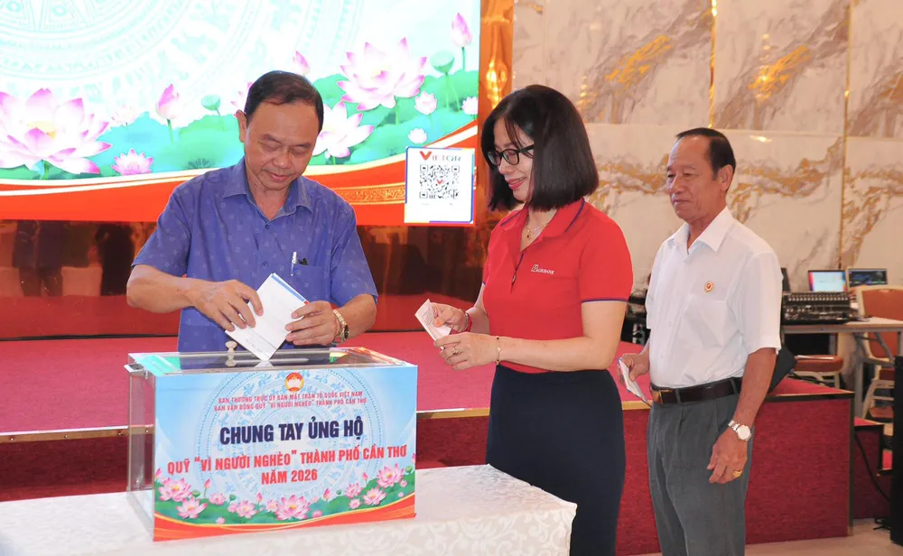 Người dân, doanh nghiệp đóng góp Quỹ “Vì người nghèo” ở TP Cần Thơ (ẢNH: QUANG TUẤN)