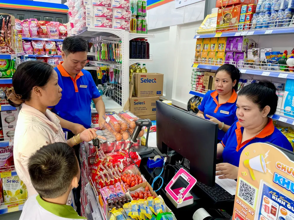Cửa hàng nhỏ đang trở thành lợi thế thu hút khách mua sắm ở các khu dân cư (ẢNH: MINH XUÂN)
