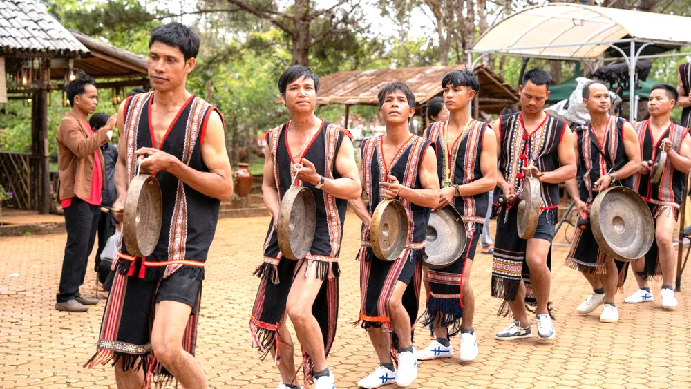 Nghệ nhân ở Măng Đen, tỉnh Quảng Ngãi biểu diễn cồng chiêng phục vụ du khách (ẢNH: HỒNG PHƯƠNG)