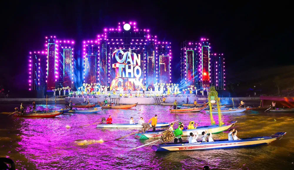 Hình ảnh đêm khai mạc Lễ hội Văn hóa sông nước Cần Thơ lần I - 2025 (ẢNH: TINH ANH)