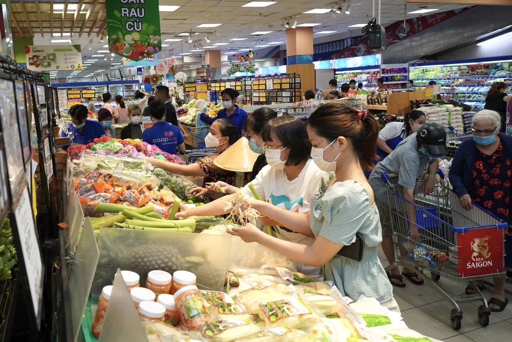 Doanh nghiệp bán lẻ tìm cách giữ giá hàng hóa để giữ sức mua (ẢNH: THÙY DƯƠNG)