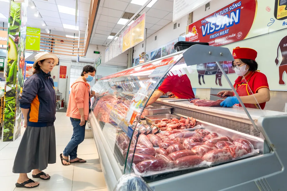 Nguồn thịt heo tại các siêu thị được kiểm soát chặt đầu vào (ẢNH: KHÚC DƯƠNG)