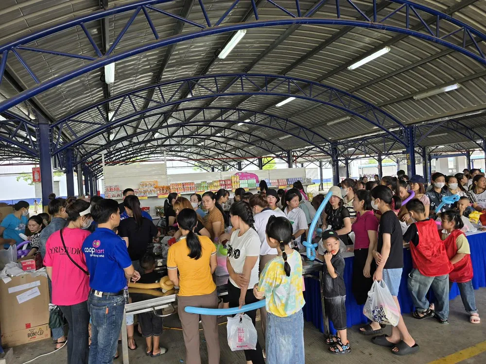 Đông đảo người dân mua sắm tại đợt bán hàng lưu động ở Quảng Trị.jpg