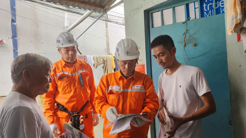  Nhân viên EVNHCMC tuyên truyền giá bán điện cho người thuê trọ ở TPHCM 
