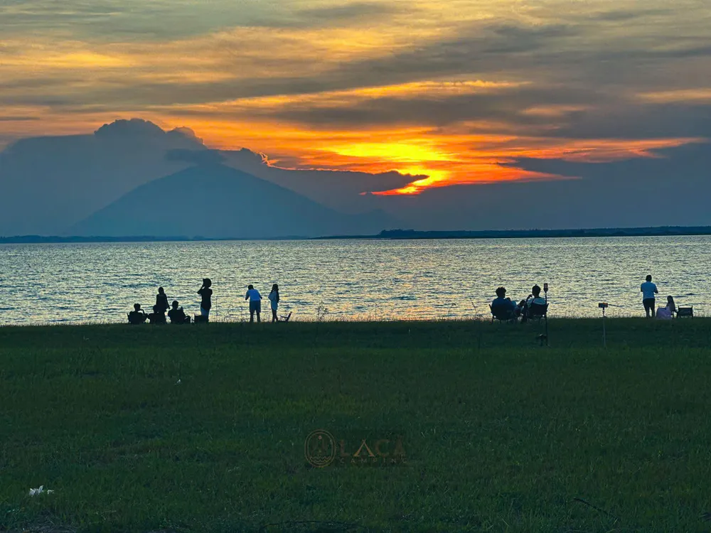 Hoàng hôn bên hồ Dầu Tiếng