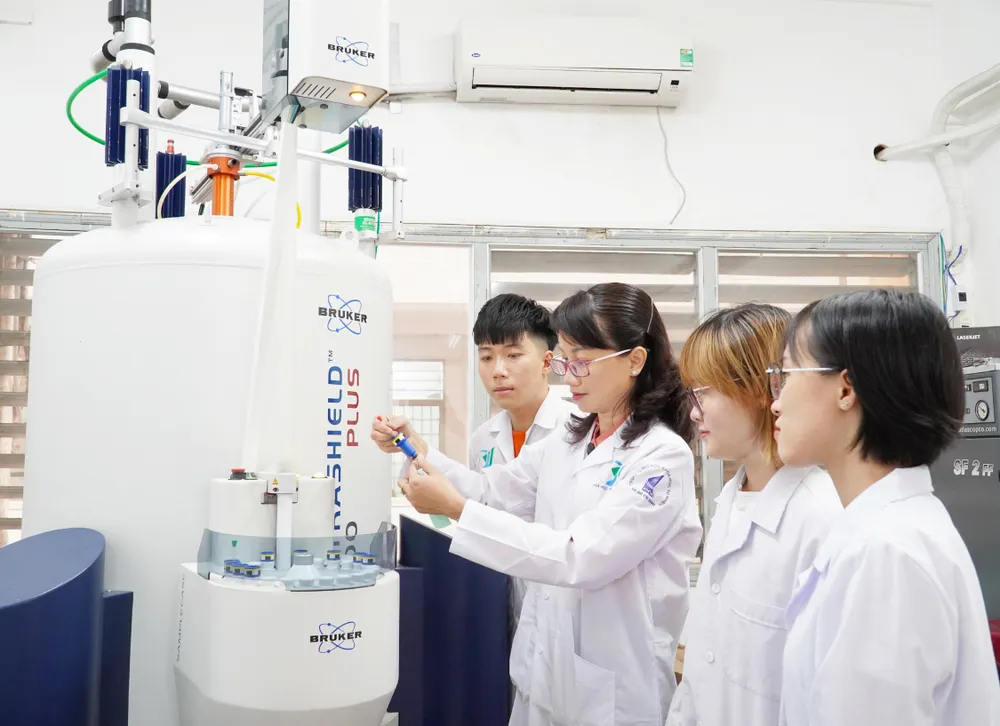 Giảng viên hướng dẫn học viên ngành Công nghệ sinh học tại Phòng thí nghiệm phân tích trung tâm, Trường Đại học Khoa học tự nhiên (Đại học Quốc gia TPHCM) Ảnh: THANH HÙNG