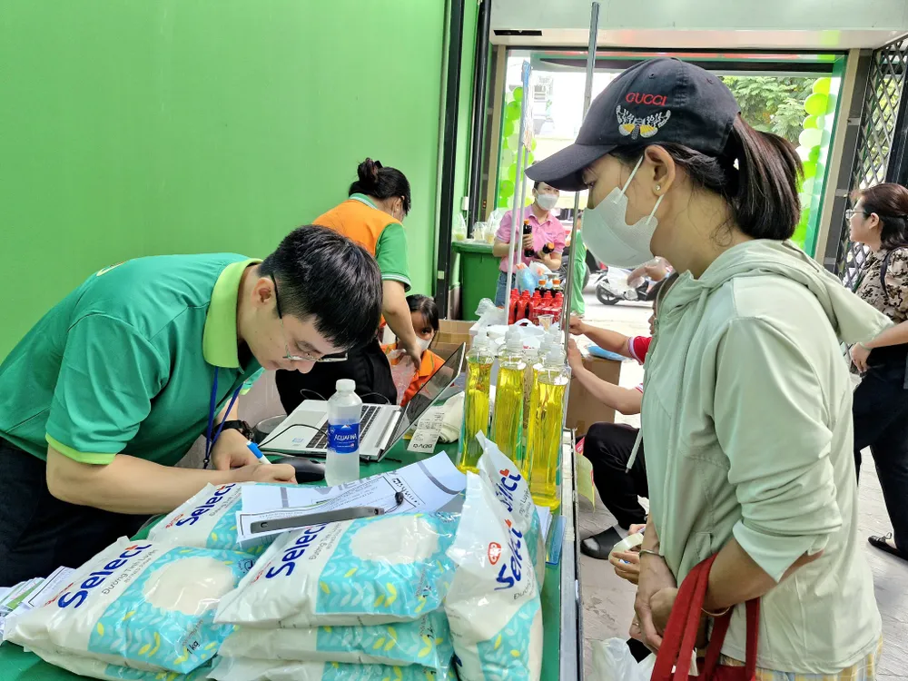 Người dân mua hàng tại “Phiên chợ Hạnh phúc”