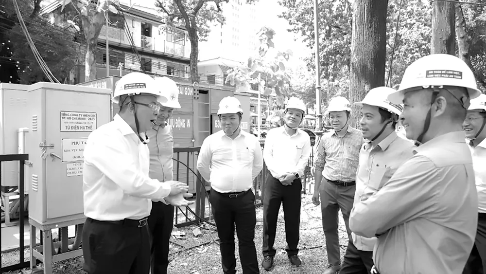 Ông Nguyễn Văn Thanh, Tổng Giám đốc EVNHCMC (bìa trái) báo cáo với lãnh đạo EVN và đoàn công tác khi kiểm tra hiện trường