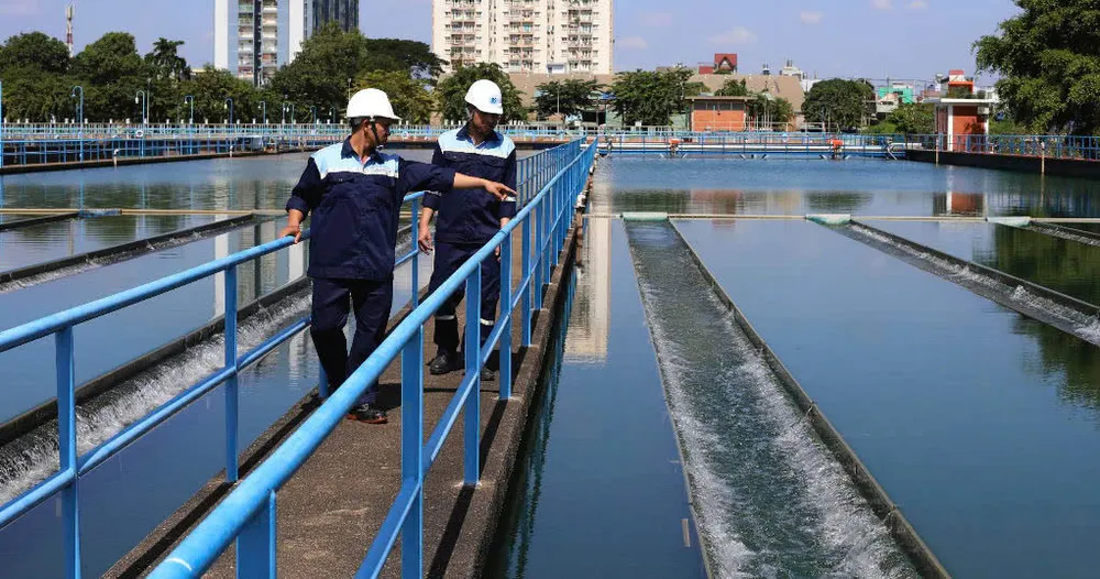 Nhân viên nhà máy nước túc trực xuyên suốt để đảm bảo cấp nước an toàn, liên tục phục vụ dịp lễ 30-4