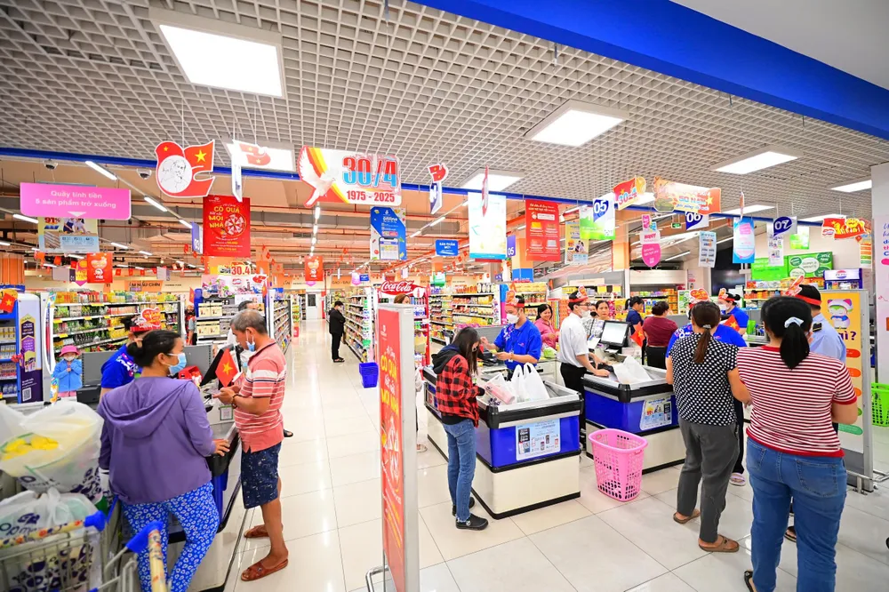 Khách hàng chờ thanh toán tại một siêu thị Co.opmart, TPHCM