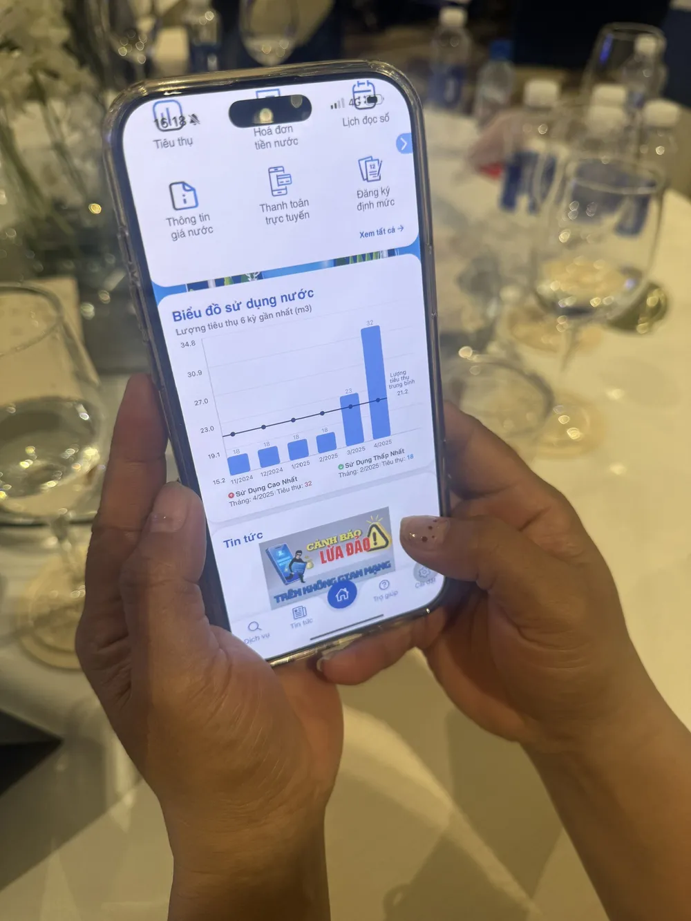 Khách hàng theo dõi tình hình sử dụng nước qua app SAWACO CSKH 