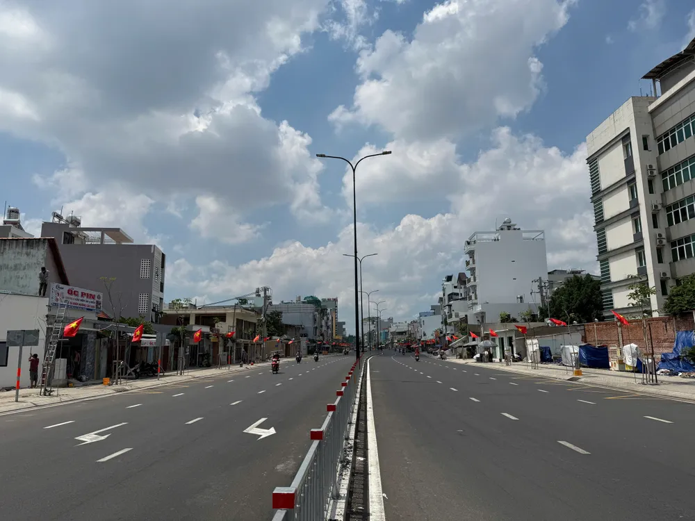 Đường Dương Quảng Hàm, quận Gò Vấp, TPHCM thông thoáng sau khi được ngầm hóa lưới điện và cáp viễn thông - Ảnh: ĐỨC HÙNG 