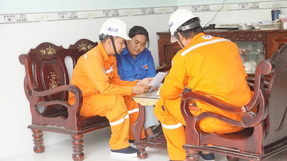 Nhân viên điện lực TPHCM hướng dẫn người dân sử dụng điện an toàn, tiết kiệm