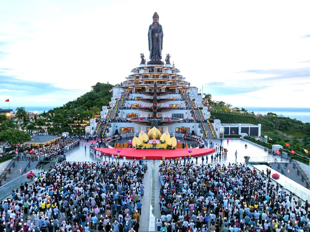 Đông đảo du khách và Phật tử chiêm bái Xá lợi Đức Phật được tôn trí trên đỉnh núi Bà Đen từ ngày 8 đến 12-5 Ảnh: HẢI TRIỀU