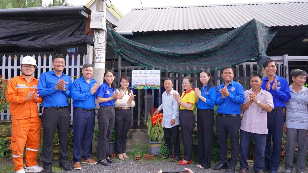 Khánh thành công trình thanh niên Tuyến hẻm có hệ thống điện an toàn, tiết kiệm tại ấp Bình Trường 3, xã Bình Khánh, huyện Cần Giờ, TPHCM 