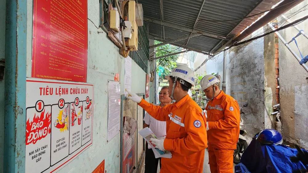 Nhân viên ngành điện TPHCM tăng cường tuyên truyền giá điện đến các khu nhà trọ