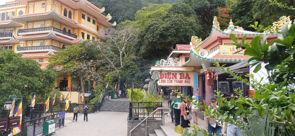 Chùa Bà trên núi Bà Đen thu hút nhiều du khách thăm viếng