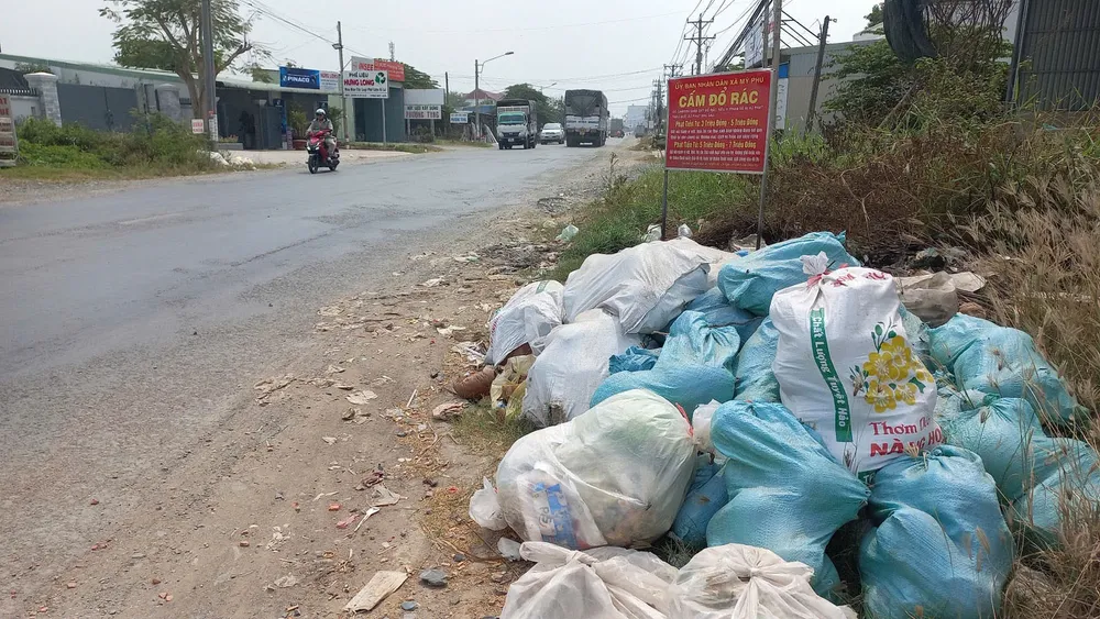 Ở một số nơi trên địa bàn tỉnh Long An, người dân vẫn còn thói quen vứt rác, đổ rác thải sinh hoạt ra đường gây mất mỹ quan, ô nhiễm môi trường 