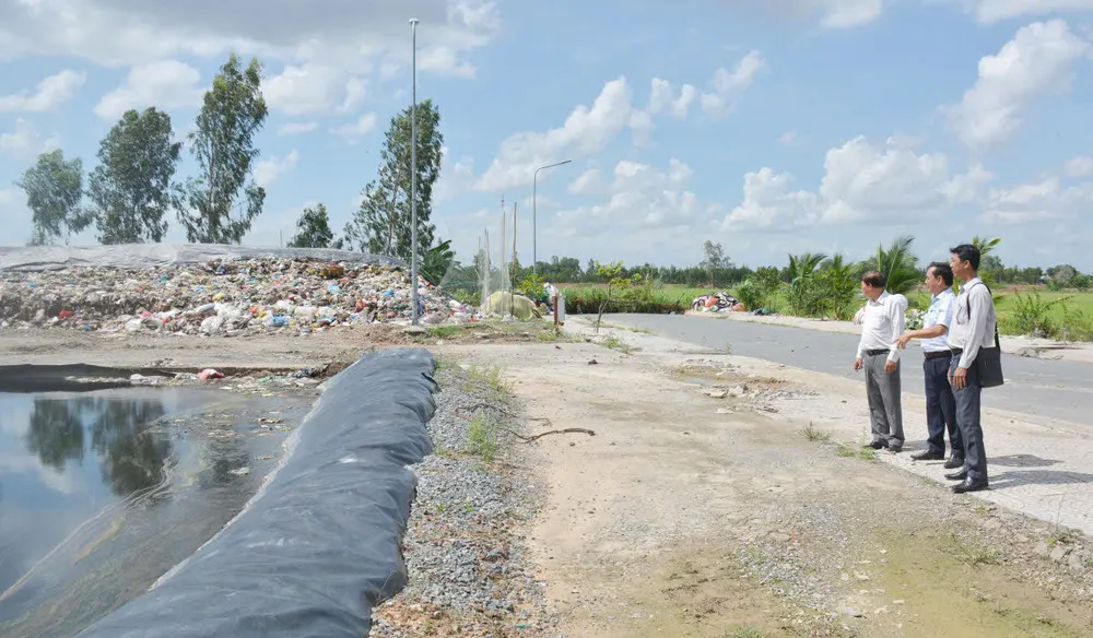 Lực lượng chức năng kiểm tra hệ thống xử lý rác thải tại một nhà máy xử lý rác thải ở huyện Thạnh Hóa, tỉnh Long An