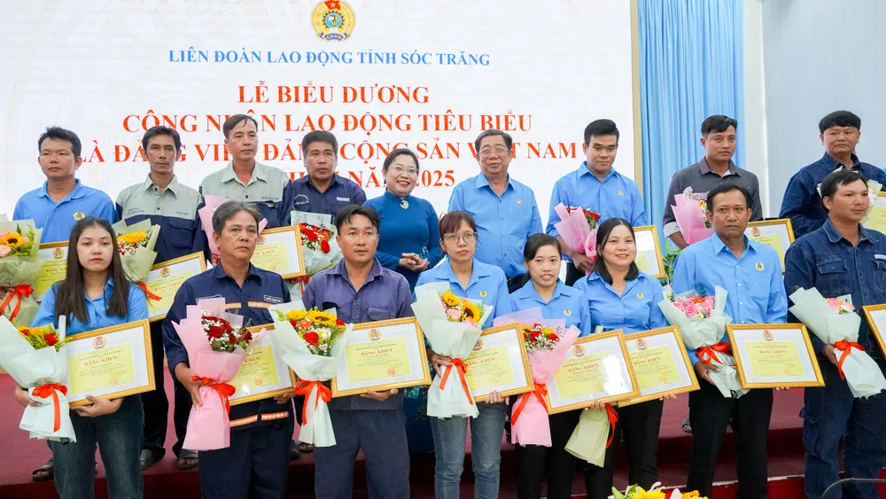 LĐLĐ tỉnh Sóc Trăng trao cờ thi đua cho các tập thể đạt thành tích xuất sắc