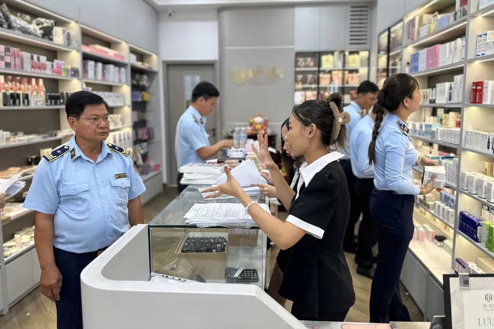 Lực lượng Quản lý thị trường tỉnh Sóc Trăng và các đơn vị có liên quan kiểm tra đột xuất tại các cơ sở kinh doanh