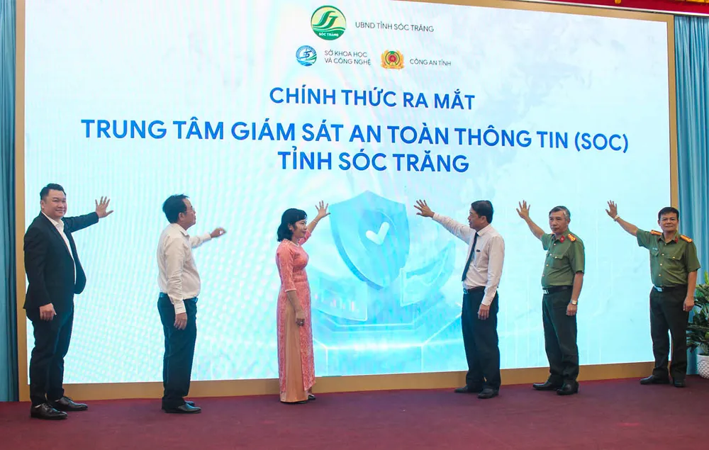 Các đại biểu thực hiện nghi thức ra mắt Trung tâm SOC Sóc Trăng