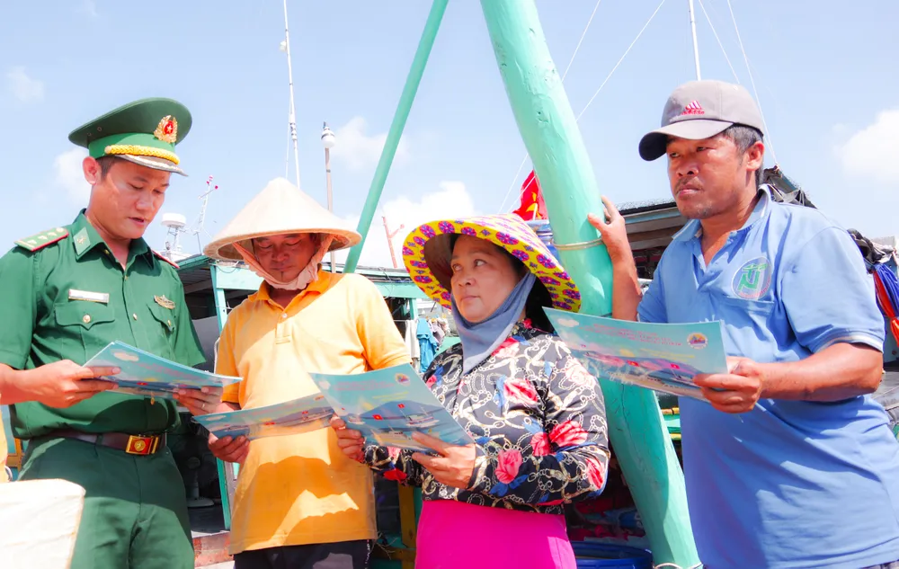 Lực lượng biên phòng tỉnh Sóc Trăng xuống tàu tuyên truyền chống khai thác IUU