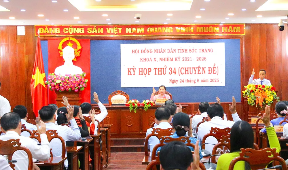 Các đại biểu HĐND tỉnh Sóc Trăng biểu quyết thông qua nghị quyết