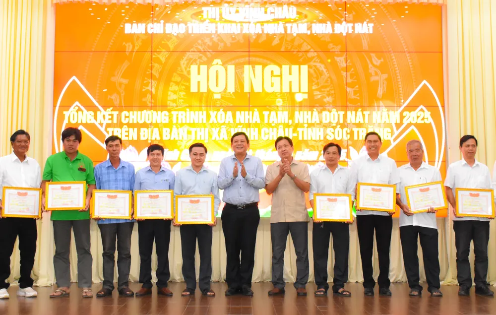 Khen thưởng các tập thể, cá nhân có thành tích xuất sắc trong thực hiện chương trình xóa nhà tạm, nhà dột nát 2025