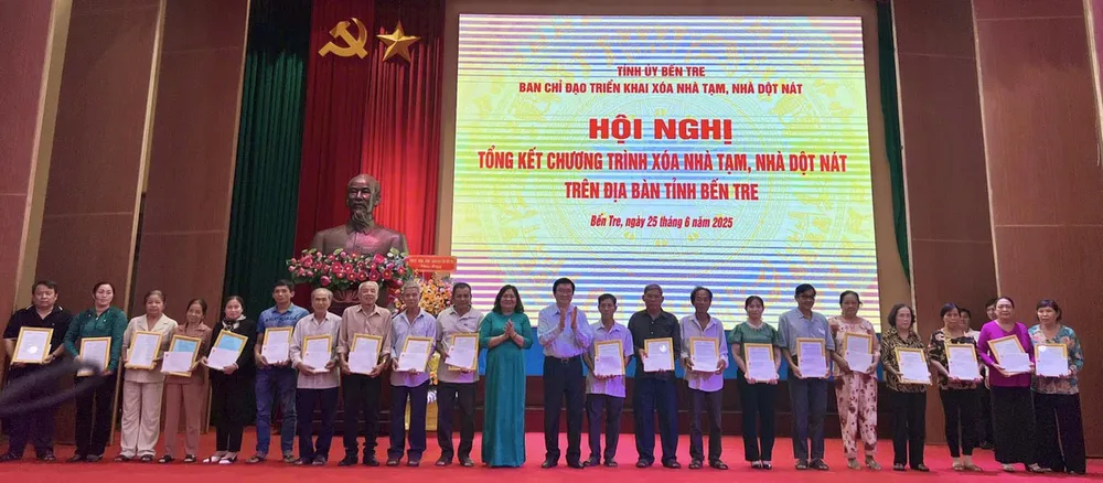 í thư Tỉnh ủy tỉnh Bến Tre Hồ Thị Hoàng Yến tặng bằng khen cho tập thể và cá nhân có thành tích trong công tác triển khai xóa nhà tạm, nhà dột nát trên địa bàn tỉnh