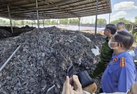 Kiểm tra công tác xử lý rác thải ở một khu công nghiệp tại tỉnh Long An (cũ)