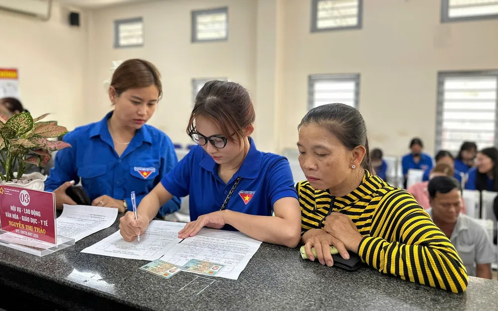 Các đoàn viên xã Tân Châu, Tây Ninh hỗ trợ người dân thực hiện thủ tục hành chính