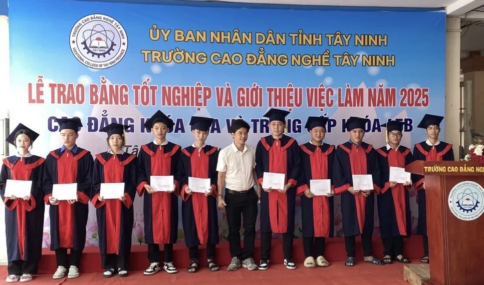 Lễ trao bằng tốt nghiệp và giới thiệu việc làm cho các học viên ở tỉnh Tây Ninh