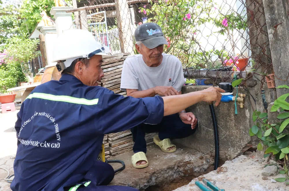 Nhân viên Xí nghiệp Cấp nước Cần Giờ lắp đặt đồng hồ nước, đưa nước sạch đến người dân ở Cần Giờ, TPHCM