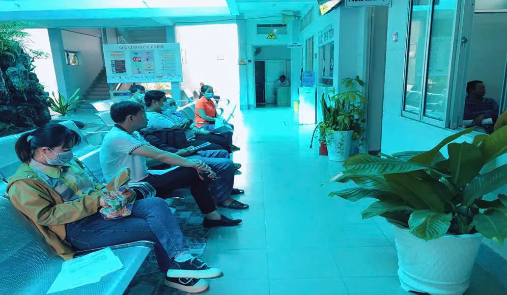Người dân chờ làm thủ tục khám chữa bệnh tại Bệnh viện Đa khoa Long An, tỉnh Tây Ninh